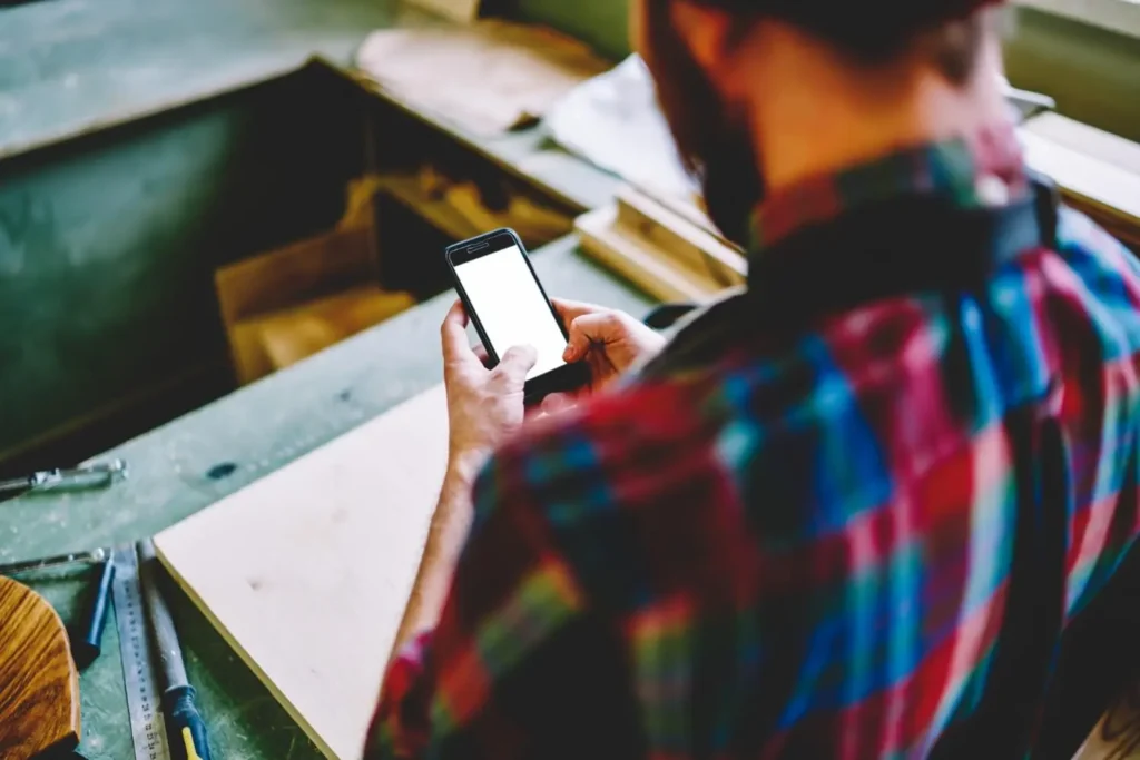 Missed call on a phone showing lost leads during an agency handover