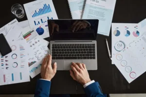 Analyst reviewing AI search statistics on AI answers, zero-click search and referral traffic