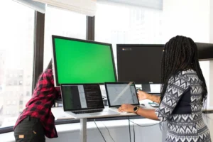 SaaS buyer checking G2 reviews after an AI search shortlist