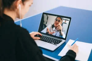 Marketing lead on a sales call deciding how to choose a SaaS SEO agency