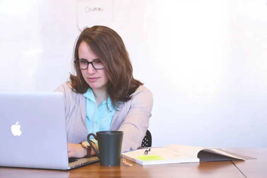 PR lead writing an outreach email to earn an editorial brand mention